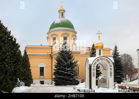 Moscou, Russie - 7 janvier 2021 : le Saint printemps du monastère de Danilov et la cathédrale de la Trinité-donnant-vie en hiver Banque D'Images