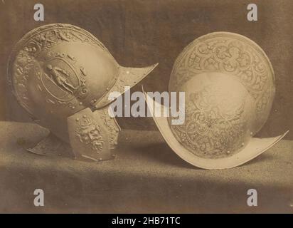 Deux casques décorés, anonymes, 1850 - 1900, support photographique, carton,imprimé albumine, hauteur 258 mm × largeur 345 mm Banque D'Images