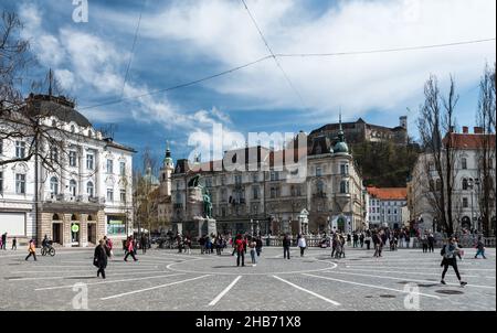 Ljubljana, Slovénie - 04 12 2018: Personnes qui marchent sur la place du marché dans la vieille ville, près des trois ponts Banque D'Images