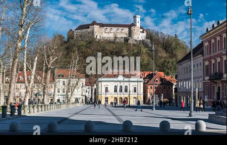 Ljubljana, Slovénie - 04 12 2018: Personnes marchant sur la place du marché dans la vieille ville avec le château en arrière-plan Banque D'Images