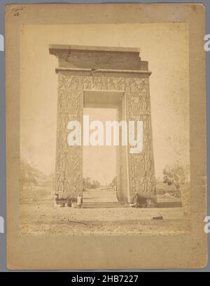 Arche décorée au temple de Ramses IV à Karnak, Temple de Ramessès IV, porte triomphale (titre sur objet), Bonfils (mentionné sur objet), Karnak, 1850 - 1900, carton, imprimé albumine,hauteur 357 mm × largeur 270 mm Banque D'Images