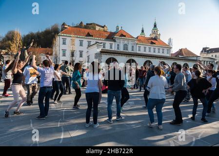 Ljubljana, Slovénie - 04 12 2018: Fête folklorique spontanée de danse dans la vieille ville Banque D'Images