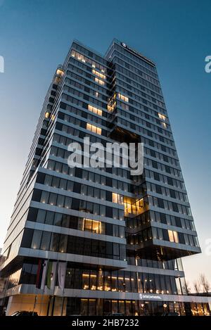 Ljubljana, Slovénie - 04 12 2018: Gratte-ciel contemporain de la chaîne d'hôtels Intercontinental au crépuscule Banque D'Images