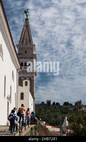 Piran, Slovénie - 04 07 2018: Vue sur la colline côtière et la tour de l'église Banque D'Images