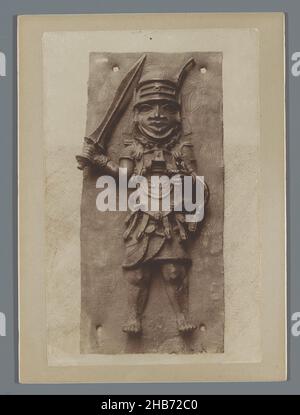 Statue de bronze de guerrier du Bénin, anonyme, 1880 - 1940, papier baryta, carton,hauteur 180 mm × largeur 130 mm Banque D'Images