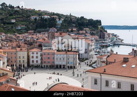 Piran, Slovénie - 04 07 2018: Vue d'en haut sur la place et le port de Tartini Banque D'Images