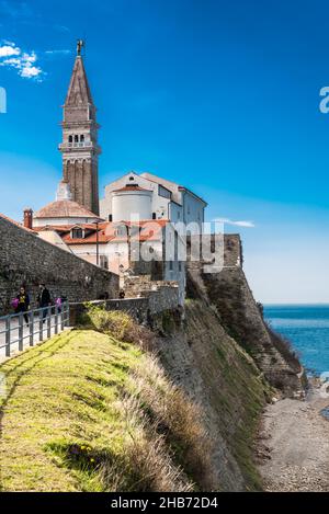 Piran, Slovénie - 04 07 2018: Vue sur la colline côtière et la tour de l'église Banque D'Images