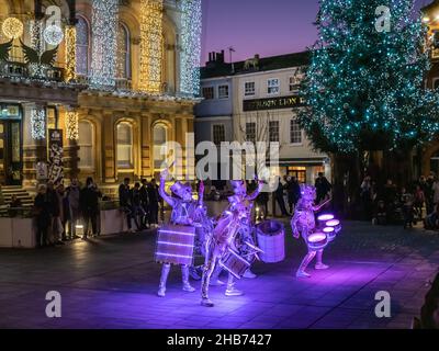 Ipswich, Suffolk, Angleterre - décembre 16 2021 : groupe de tambours d'étincelle devant l'hôtel de ville d'Ipswich avec une performance dynamique orientée vers la danse Banque D'Images