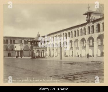 S 93.Cour de la Grande Mosquée.(pour 2 yedsor un incendie presque détruit).Damas.(Titre sur objet), Syrie (titre de la série)412.Amortisseur.Vue générale de la cour de la grande mosaïque.Bonfils.(Titre sur objet), la cour des Omeyyades ou la grande mosquée de Damas.La photographie fait partie de la série de photographies de Syrie recueillies par Richard Polak., Bonfils, Damas, c.1867 - c.1876, support photographique, papier, imprimé albumine, hauteur 220 mm × largeur 274 mm hauteur 442 mm × largeur 556 mm Banque D'Images