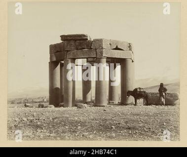 S 83.Mosquée turque, construite à partir de fragments du Temple de Jupiter.Baalbec.Syrie.(Le granit des colonnes vient d'Assouan, en haute-Égypte).(Titre sur objet), Syrie (titre de la série), Bonfils.466 Balbek.Coupole de Doure (titre sur objet), Un abri construit soutenu par des colonnes en pierre.La photographie fait partie de la série de photos recueillies par Richard Polak sur la Syrie., Bonfils, Libanon, c.1867 - c.1876, support photographique, papier, imprimé albumine, hauteur 220 mm × largeur 278 mm hauteur 466 mm × largeur 557 mm Banque D'Images