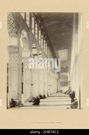 S 94.Colonnade de la Grande Mosquée.Damas (titre sur objet), Syrie (titre de la série)407.Damas, Couloir de la colonnade de la grande mosaïque.(Titre sur objet), la salle de la colonnade des Omeyyades ou grande mosquée avec un certain nombre d'hommes.La photographie fait partie de la série de photographies de Syrie recueillies par Richard Polak., Bonfils, Damas, c.1867 - c.1876, support photographique, papier, imprimé albumine, hauteur 273 mm × largeur 220 mm hauteur 555 mm × largeur 442 mm Banque D'Images