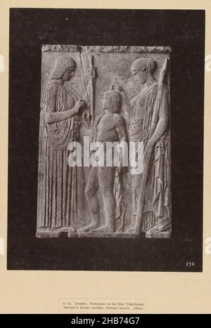 Secours avec Demeter, Persephone et l'enfant Triptodemus, G 44.Demeter, Persephone et l'enfant Triptodemus.Bas-reliefs trouvés dans Eleusys.Musée national d'Athènes (titre sur objet), Grèce (titre de la série), Un soulagement avec Demeter, Persephone et Triptolemos.La photographie fait partie de la série photographique de la Grèce collectée par Richard Polak., anonyme, Athene, pays-Bas, c.1895 - c.1915, support photographique, papier, collotype, hauteur 294 mm × largeur 221 mm hauteur 550 mm × largeur 462 mm Banque D'Images