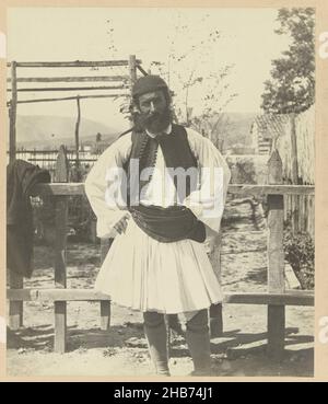 Agriculteur grec de Nauplie (titre sur objet), Grèce (titre de la série), Portrait d'un homme en robe traditionnelle grecque, Foustanela .La photographie fait partie de la série de photographies de la Grèce recueillies par Richard Polak., M. L. de Bruyn (attribué à), Athene, pays-Bas, c.1895 - c.1915, support photographique, papier, impression en gélatine argentée, hauteur 300 mm × largeur 249 mm hauteur 467 mm × largeur 556 mm Banque D'Images