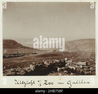 Paysage montagneux avec la mer de Tibériade au loin, Jordanie, vue de la mer de Galilée, L. Heldring, Jordanië, 1898, support photographique,hauteur 82 mm × largeur 104 mm Banque D'Images