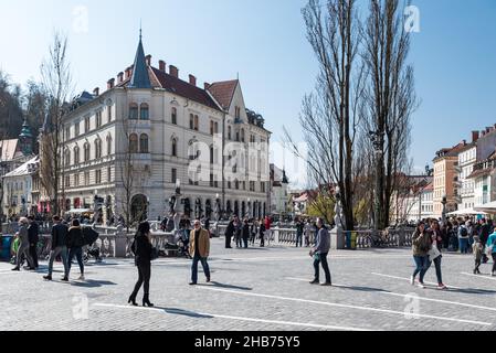 Ljubljana, Slovénie - 04 07 2018: Personnes marchant dans les rues de la vieille ville près du pont-dragon Banque D'Images