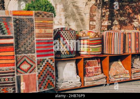 Magasin de tapis avec variété de tapis orientaux traditionnels, tapis, oreillers et poufs avec éléments décoratifs.Souvenir touristique populaire.Sélectif Banque D'Images