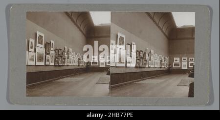 Vue dans une salle du Musée Stedelijk, Amsterdam, lors d'une exposition du Vereeniging tot het Vormen van een openbare verzameling van Hedendaagsche Kunst (VVHK, a.k.a. la 'societé avec le nom long')., atelier Herz (mentionné sur l'objet), Amsterdam, 1902 - 1920, papier baryta, cartonhauteur 89 mm × largeur 178 mm Banque D'Images