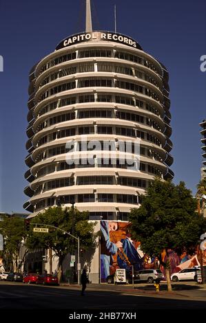 LOS ANGELES, ÉTATS-UNIS - 24 novembre 2021 : célèbre circulaire Capitol Records Building sur Vine Street à Hollywood, Californie Banque D'Images