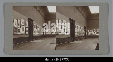 Vue dans une salle du Musée Stedelijk, Amsterdam, lors d'une exposition du Vereeniging tot het Vormen van een openbare verzameling van Hedendaagsche Kunst (VVHK, a.k.a. la 'societé avec le nom long')., atelier Herz (mentionné sur l'objet), Amsterdam, 1902 - 1920, papier baryta, cartonhauteur 89 mm × largeur 178 mm Banque D'Images