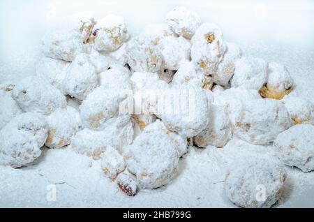 Les boules de neige grecques aux amandes s'isolent sur du blanc Banque D'Images