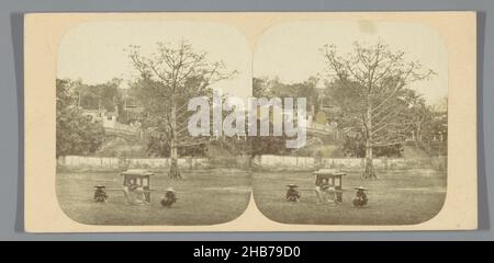 Homme dans un palanquin, Guangzhou, Chine, vue générale de Magazine Hill depuis le terrain de Parade (titre sur objet), vues en Chine (titre de série sur objet), Canton (titre de série sur objet), Pierre Joseph Rossier (attribué à), éditeur: Negretti & Zambra (attribué à), Guangzhou, éditeur: Londres, 1859, papier,carton, imprimé albumine, hauteur 85 mm × largeur 174 mm Banque D'Images