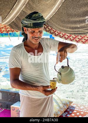 ABU DHABI, ÉMIRATS ARABES UNIS - 24 septembre 2021 : un homme émirati qui verse le thé traditionnel de Karak à Abu Dhabi, Émirats arabes Unis, 21 septembre Banque D'Images