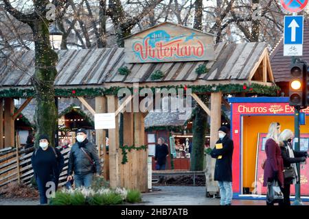 Oslo, Norvège.17th décembre 2021.La Norvège est durement touchée par les nouvelles infections de Corona.Le pays a maintenant choisi des restrictions sévères.Masque facial obligatoire, l'alcool est interdit dans les restaurants et les bars d'Oslo depuis le 9 novembre.OSLA, Norvège, le 17 décembre 2021.Photo de Marius Gulliksrud/Stella Pictures/ABACAPRESS.COM crédit: Abaca Press/Alay Live News Banque D'Images