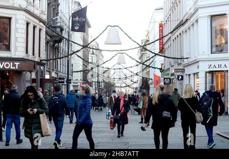 Oslo, Norvège.17th décembre 2021.La Norvège est durement touchée par les nouvelles infections de Corona.Le pays a maintenant choisi des restrictions sévères.Masque facial obligatoire, l'alcool est interdit dans les restaurants et les bars d'Oslo depuis le 9 novembre.OSLA, Norvège, le 17 décembre 2021.Photo de Marius Gulliksrud/Stella Pictures/ABACAPRESS.COM crédit: Abaca Press/Alay Live News Banque D'Images