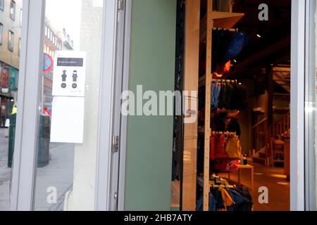 Oslo, Norvège.17th décembre 2021.La Norvège est durement touchée par les nouvelles infections de Corona.Le pays a maintenant choisi des restrictions sévères.Masque facial obligatoire, l'alcool est interdit dans les restaurants et les bars d'Oslo depuis le 9 novembre.OSLA, Norvège, le 17 décembre 2021.Photo de Marius Gulliksrud/Stella Pictures/ABACAPRESS.COM crédit: Abaca Press/Alay Live News Banque D'Images