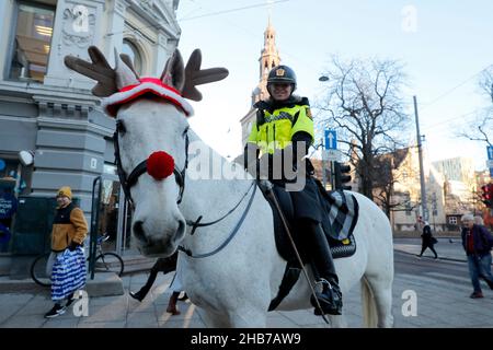 Oslo, Norvège.17th décembre 2021.La Norvège est durement touchée par les nouvelles infections de Corona.Le pays a maintenant choisi des restrictions sévères.Masque facial obligatoire, l'alcool est interdit dans les restaurants et les bars d'Oslo depuis le 9 novembre.OSLA, Norvège, le 17 décembre 2021.Photo de Marius Gulliksrud/Stella Pictures/ABACAPRESS.COM crédit: Abaca Press/Alay Live News Banque D'Images