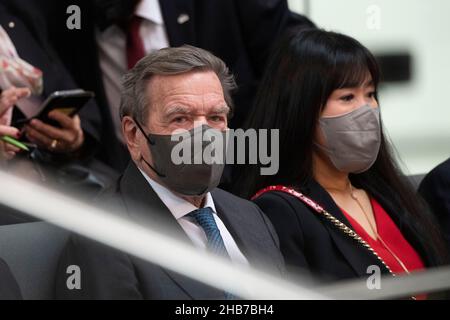 Berlin, Allemagne.08th décembre 2021.L'ancien chancelier fédéral Gerhard SCHROEDER et sa femme SO-yeon Schröder-Kim, 5th session plénière du Bundestag allemand avec l'élection et la prestation de serment du Chancelier fédéral et des ministres fédéraux, Bundestag allemand à Berlin, Allemagne le 8th décembre 2021 crédit: dpa/Alamy Live News Banque D'Images