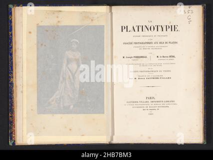 La platine, exposé historique et pratique d'un procédé photographique aus sels de platine (titre sur objet), Giuseppe Pizzighelli (mentionné sur objet), Arthur von Hübl (mentionné sur objet), Paris, 1883, lin (matériau), carton,impression, papier marbré double, papier marbré agé, hauteur 215 mm × largeur 152 mm × épaisseur 14 mm Banque D'Images