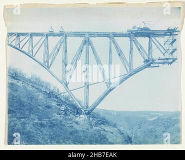 Construction du Viaduc de Viaur en France par la Société de Construction des Battignolles, 15 mai 1901, anonyme, France,15-mai-1901, support photographique, cyanotype, hauteur 225 mm × largeur 285 mm Banque D'Images