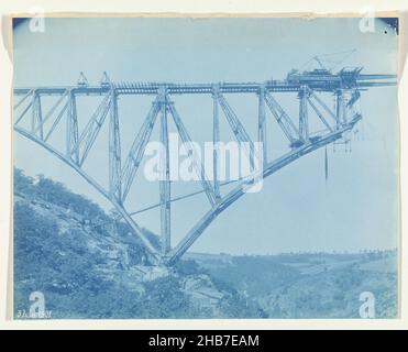 Construction du Viaduc de Viaur en France par la Société de Construction des Battignolles, 3 juin 1901, anonyme, France,3-Jun-1901, support photographique, cyanotype, hauteur 225 mm × largeur 286 mm Banque D'Images