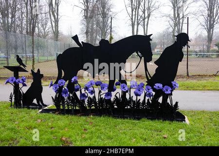 War Horse, Silhouette Memorial aux animaux tués dans le service de guerre.Coquelicots violets.Wyndham Park, Grantham, Lincolnshire, Angleterre. Banque D'Images