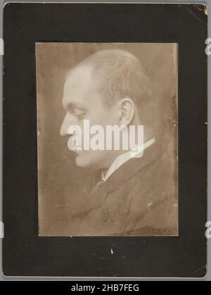 Portrait du jeune écrivain Lodewijk van Deyssel, Portrait en profil de Lodewijk van Deyssel, George Hendrik Breitner (attribué à), pays-Bas, c.1889, support photographique, carton, hauteur 168 mm × largeur 124 mm hauteur 240 mm × largeur 180 mm Banque D'Images