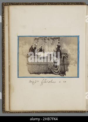 James Glaisher et Henry Coxwell dans un ballon à air chaud, MM. Glaisher et amp; co, James Glaisher et Henry Coxwell dans un ballon à air chaud.Photo sur la page de l'album dans l'album avec 68 photos, principalement avec des décorations de bordure aquarelle.Ce sont surtout des portraits au format carte-de-visite., anonyme, Angleterre, c.1864, support photographique, carton, imprimé albumine, hauteur 55 mm × largeur 85 mm hauteur 160 mm × largeur 120 mm Banque D'Images