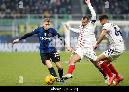 12 décembre 2021, Milan, Italie: NicolÃ² Barella (Inter milieu de terrain) en action pendant la Serie A Tim FC Inter vs Cagliari 2021-2022 jour 17 au stade San Siro.FC Inter remporte 4-0 (Credit image: © Fabrizio Andrea Bertani/Pacific Press via ZUMA Press Wire) Banque D'Images