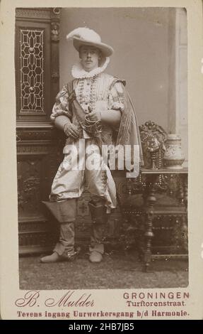 Portrait d'un étudiant inconnu de Groningen en costume de mascarade, Berend Mulder, (mentionné sur l'objet), Groningen, 1886 - 1897,papier baryta, carton, hauteur 100 mm × largeur 64 mm, hauteur 88 mm × largeur 58 mm Banque D'Images