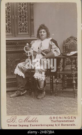 Portrait d'un étudiant inconnu de Groningen en costume de mascarade, Berend Mulder, (mentionné sur l'objet), Groningen, 1886 - 1897,papier baryta, carton, hauteur 100 mm × largeur 64 mm, hauteur 88 mm × largeur 58 mm Banque D'Images