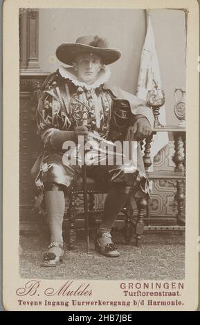 Portrait d'un étudiant inconnu de Groningen en costume de mascarade, Berend Mulder, (mentionné sur l'objet), Groningen, 1886 - 1897,papier baryta, carton, hauteur 100 mm × largeur 64 mm, hauteur 88 mm × largeur 58 mm Banque D'Images