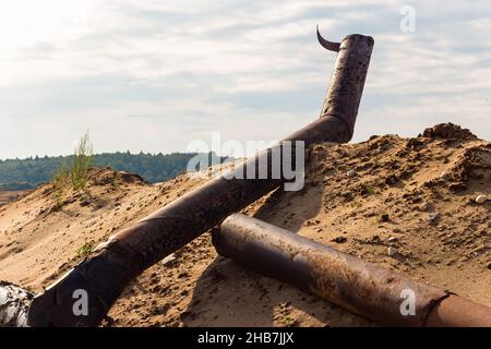 Vieilles pipes rouillées d'une drague sur une carrière de sable, paysage industriel Banque D'Images