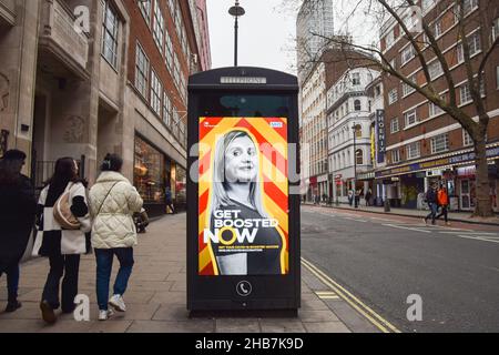 Londres, Royaume-Uni 17th décembre 2021.Les gens marchent devant une publicité « Get boosté Now » sur Charing Cross Road, West End.Le gouvernement exhorte toutes les personnes admissibles à recevoir un vaccin de rappel alors que la variante d'Omicron se propage au Royaume-Uni.Credit: Vuk Valcic / Alamy Live News Banque D'Images