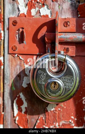 LLANBERIS, PAYS DE GALLES, Royaume-Uni - OCTOBRE 7 : un nouveau cadenas brillant sur une ancienne porte de l'ancienne mine d'ardoise de Llanberis, au pays de Galles, le 7 octobre 2012 Banque D'Images