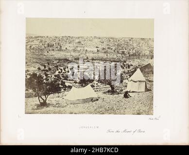 Vue sur Jérusalem depuis le Mont des oliviers, au premier plan deux tentes, Jérusalem.Du Mont des oliviers (titre sur objet), Francis Frith (mentionné sur objet), Jeruzalem, 1857 - 1858, papier, carton,imprimé albumine, hauteur 234 mm × largeur 312 mm Banque D'Images