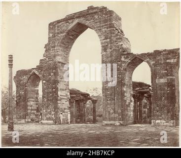 Arc de la mosquée Quwwat-ul-Islam dans le complexe Qutb à Delhi, Inde, la Grande Arche et pilier de fer (titre original), Samuel Bourne (signé par l'artiste), Delhi, 1865 - 1866, papier, imprimé par albumine,hauteur 238 mm × largeur 292 mm Banque D'Images