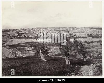 Vue de Jérusalem depuis le Mont des oliviers, Francis Frith (attribué à), Olijfberg, 1857 - 1858, papier, carton,imprimé albumine, hauteur 159 mm × largeur 208 mm hauteur 302 mm × largeur 381 mm Banque D'Images