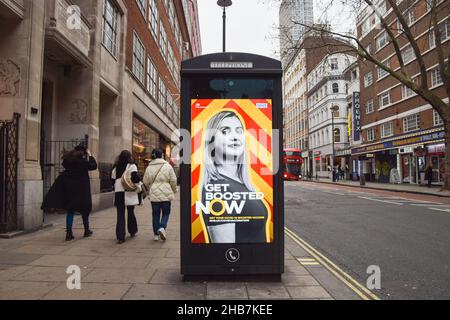 Londres, Royaume-Uni 17th décembre 2021.Les gens marchent devant une publicité « Get boosté Now » sur Charing Cross Road, West End.Le gouvernement exhorte toutes les personnes admissibles à recevoir un vaccin de rappel alors que la variante d'Omicron se propage au Royaume-Uni.Credit: Vuk Valcic / Alamy Live News Banque D'Images