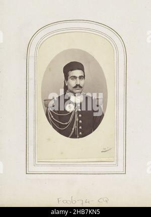 Portrait de Mustapha Ben Ismaïl, général tunisien et ministre, partie de l'album photo avec 123 cartes de visite de membres de maisons royales européennes, de politiciens et de personnes connues., anonyme, c.1875 - avant 1887, carton, papier, imprimé albumine, hauteur 88 mm × largeur 54 mmhauteur 100 mm × largeur 59 mm Banque D'Images