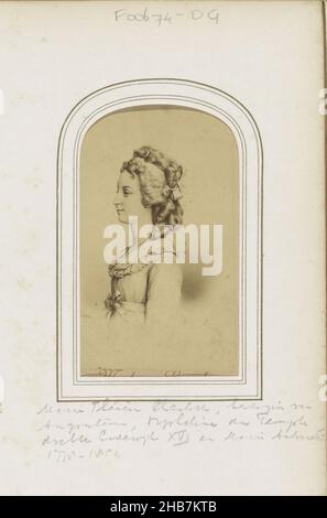 Photoréproduction (vraisemblablement) d'une copie de Marie Thérèse Charlotte de France, fille de Louis XVIMAdame Royale (titre sur objet), partie d'album photo avec 123 cartes-de-visite de membres de maisons royales européennes, politiciens et personnes bien connues., Étienne Neurdein, anonyme, c.1863 - c.1880, carton, papier, imprimé albumine, hauteur 89 mm × largeur 53 mm hauteur 101 mm × largeur 61 mm Banque D'Images